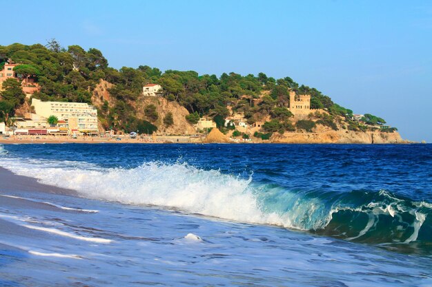 Wellen am Strand von Lloret de Mar im Sommer Katalonien Spanien