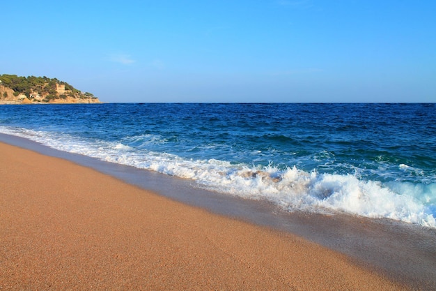 Wellen am Strand von Lloret de Mar im Sommer Katalonien Spanien