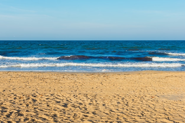 Wellen am Strand von Spanien, weiße Küste.