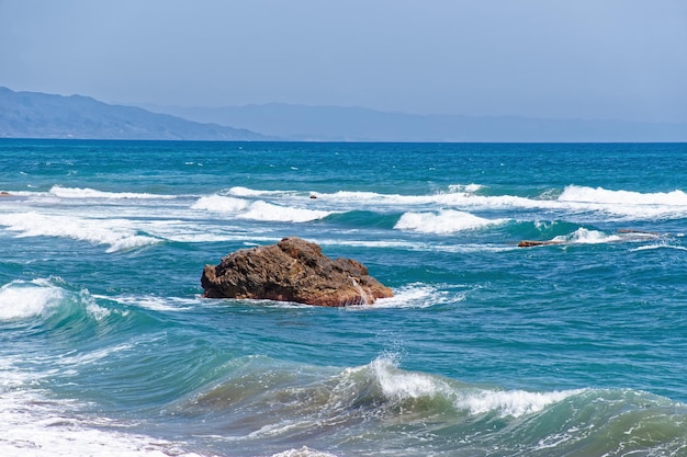 Wellen am Ufer des Mittelmeers in Marbella, Andalusien, Spanien