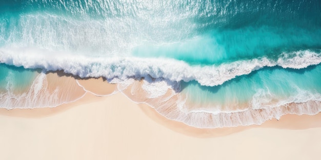 Wellen an einem weißen tropischen Sandstrand