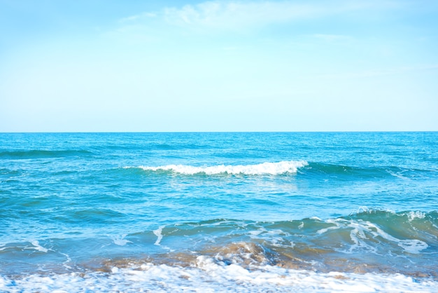 Wellen auf dem blauen Meerwasser an einem Strand