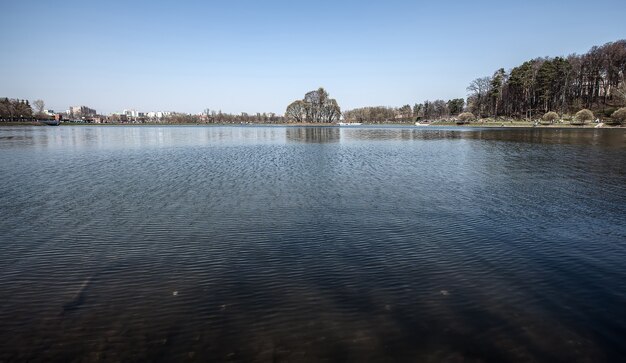 Wellen auf dem Fluss, Insel mit Bäumen. Vorfrühling. Zarizyno, Moskau, Russland,