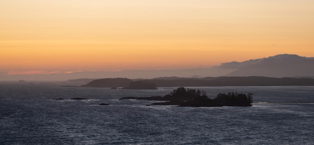 Wellen auf dem Pazifischen Ozean an einem sonnigen Sommersonnenuntergang der Westküste des felsigen Strandes