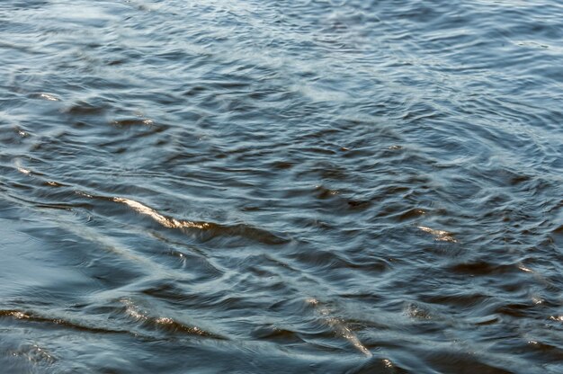 Wellen auf dem Wasser nach dem Schiff