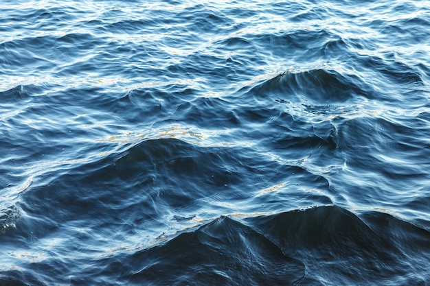 Wellen auf der Wasseroberfläche. Hintergrund der See- oder Ozeanwelle.