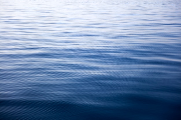 Wellen auf der Wasseroberfläche