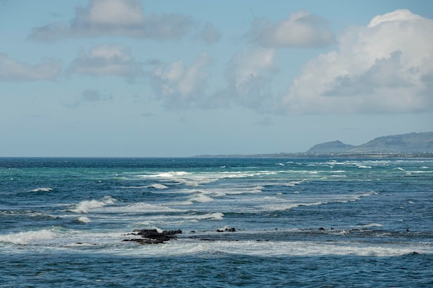 Wellen auf Hawaii-Strandpanorama