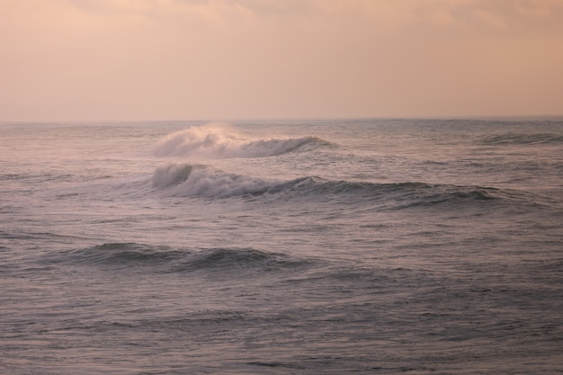 Wellen beim Sonnenaufgang am baskischen Strand von Biarritz im Baskenland.