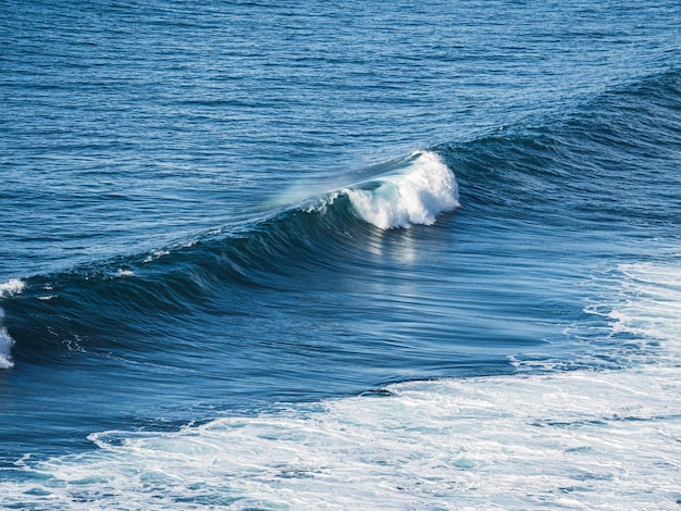 Wellen brechen an der Nordküste Teneriffas