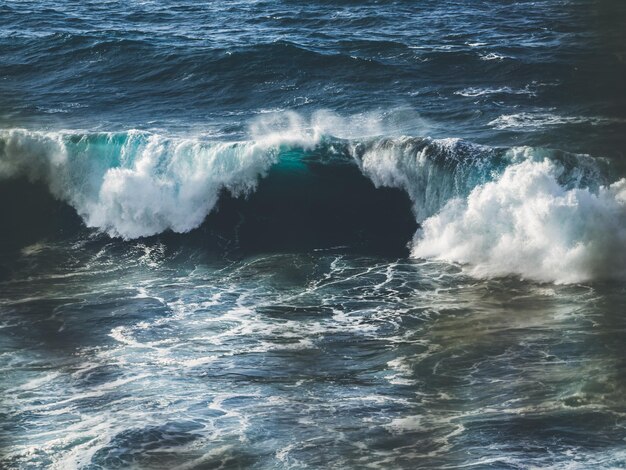 Wellen brechen an der Nordküste Teneriffas