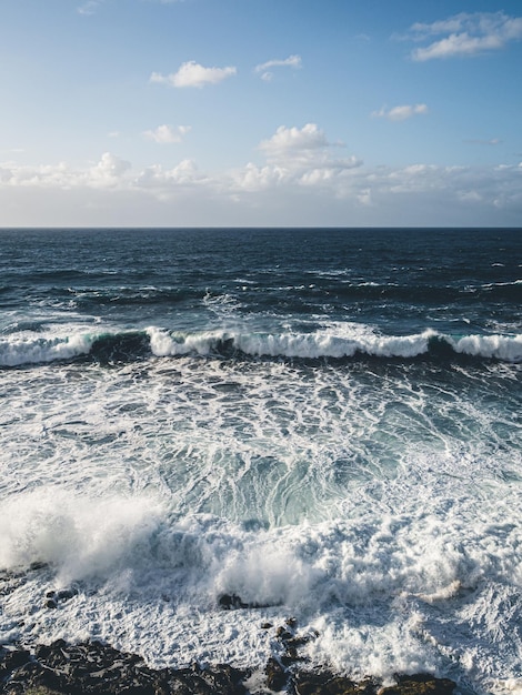 Wellen brechen an der Nordküste Teneriffas