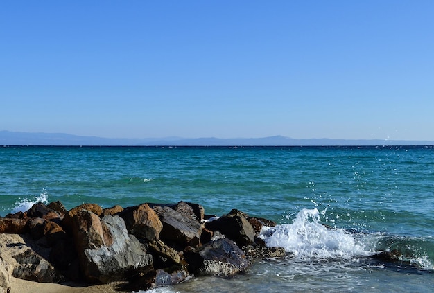 Foto wellen brechen auf den felsen kassandra chalkidiki griechenland