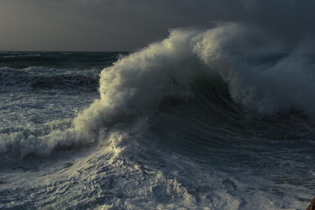 Foto wellen brechen gegen das meer