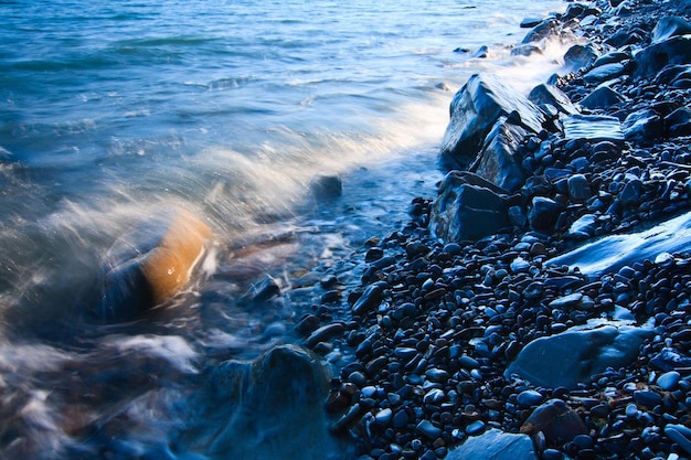 Foto wellen brechen im schwarzen meer an der felsigen bzhny-küste der halbinsel krim an einem hellen, sonnigen tag reine und wunderbare natur des von der russischen föderation besetzten territoriums der krim-ukraine