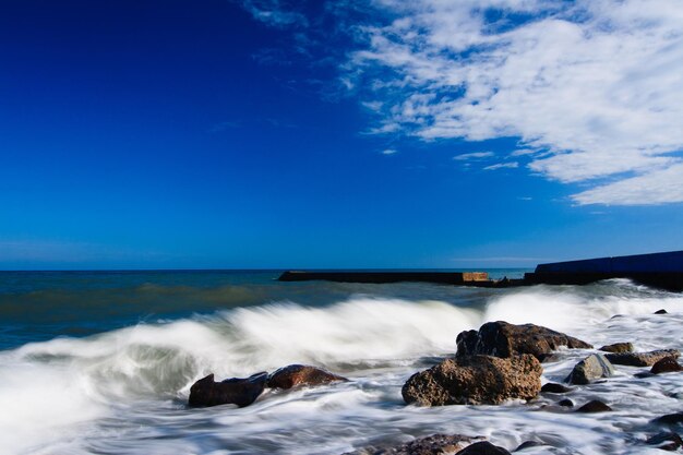 Wellen brechen im Schwarzen Meer an der felsigen Bzhny-Küste der Halbinsel Krim an einem hellen, sonnigen Tag Reine und wunderbare Natur des von der Russischen Föderation besetzten Territoriums der Krim-Ukraine
