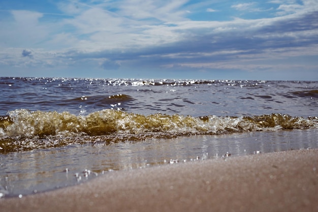 Wellen der Ostsee Sandstrand des Finnischen Meerbusens