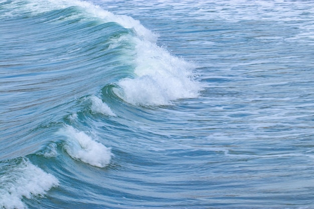 Wellen des Meeres, die im Sommer am Strand brechen