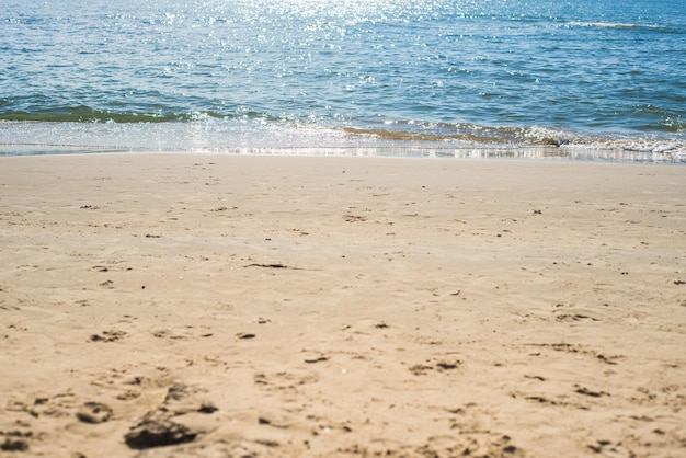 Wellen des Ozeans oder des Meeres am Strand