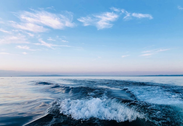 Foto wellen, die auf den strand stürzen