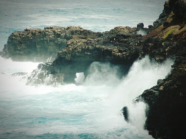 Wellen, die auf Felsen spritzen