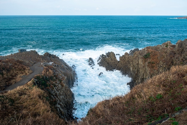 Wellen, die das Seeufer schlagen. Tojinbo-Klippe, Präfektur Fukui, Japan