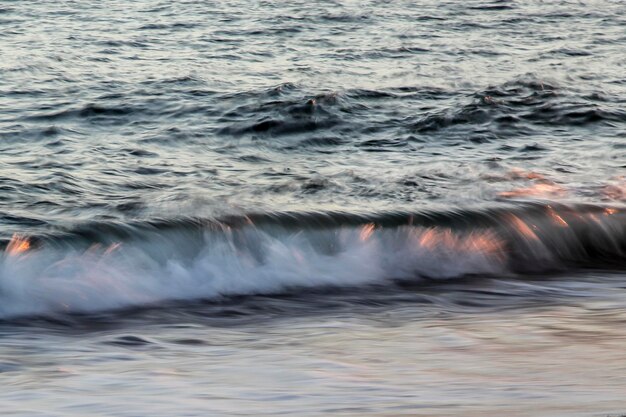 Foto wellen, die im meer spritzen