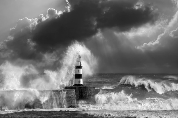 Wellen, die über Seaham Lighthouse zusammenbrechen