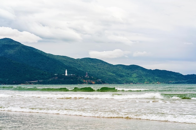 Wellen im Meer am China Beach in Danang in Vietnam. Er wird auch Non Nuoc Beach genannt. Südchinesisches Meer und Marmorberge im Hintergrund.