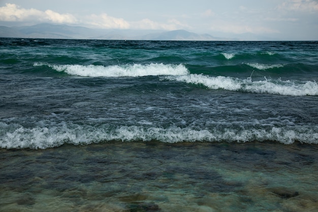 Wellen im Meer am dunklen Tag