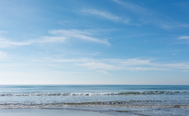 Wellen, Meer und Sonne, die vom Strand - Hintergrund sich reflektieren