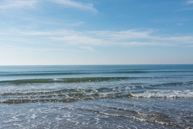 Wellen, Meer und Sonne reflektieren sich vom Strand