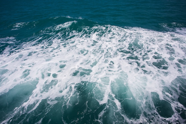 Wellen, Schaum und Kielwasser verursacht durch Kreuzschiff im Meer.