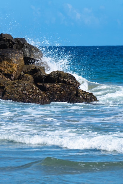 Wellen schlagen auf die Felsen am Strand