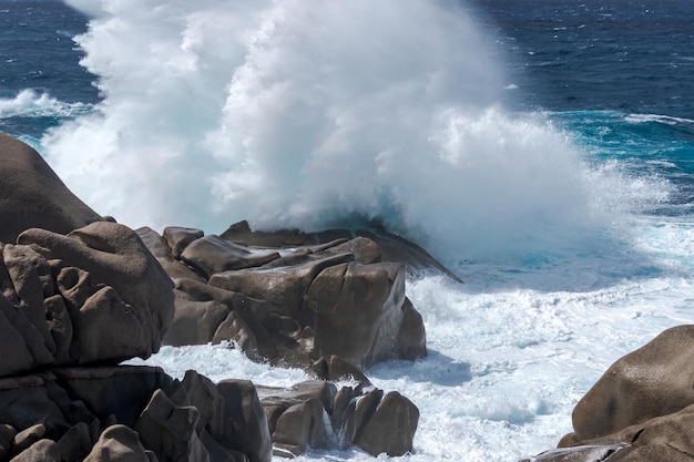 Wellen schlagen die Küste von Capo Testa Sardinien