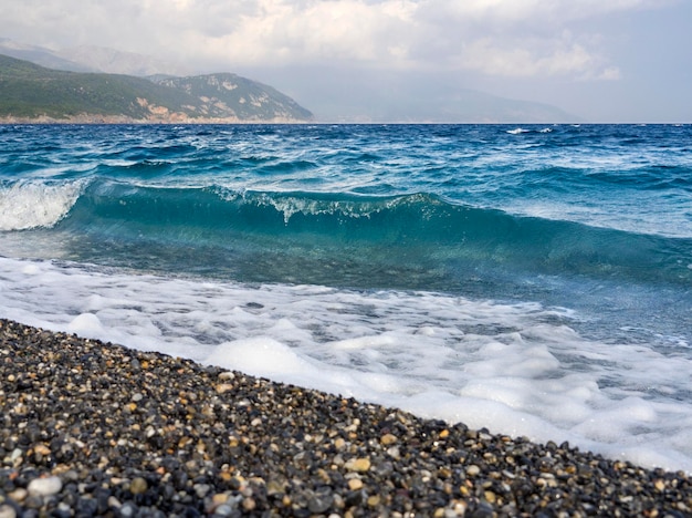 Wellen und schöner Strand auf der griechischen Insel Evia Euböa im Ägäischen Meer