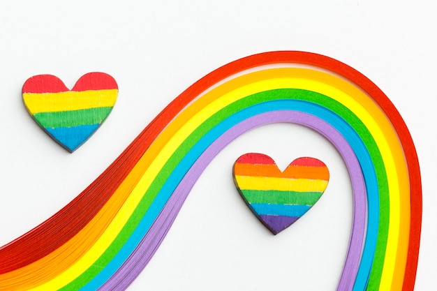 Wellen von Regenbogenfarben und Herzen