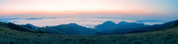 Wellen von Wolken über den Bergen am Morgen