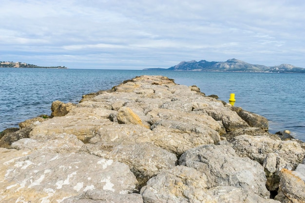 Wellenbrecher am Mittelmeer auf der Insel Ibiza in Spanien, Urlaubs- und Sommerszene