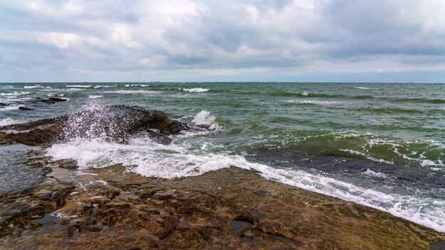 Wellenplätschern an den Felsen, Frische am Strand