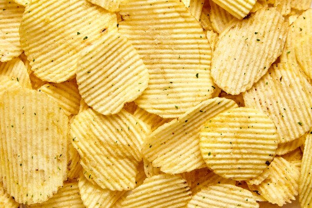 Wellige Kartoffelchips mit Gemüse