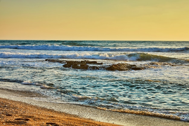 Welliges Mittelmeer bei Sonnenuntergang