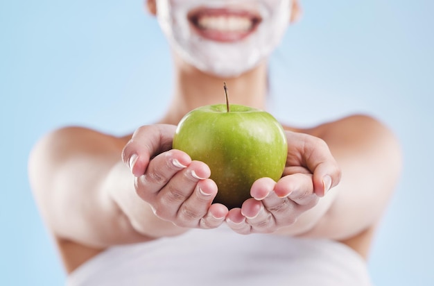 Wellness-Diät und Hautpflege von Frauen, die einen Apfel pflegen und halten, der glücklich und aufgeregt ist, ihre Ernährung zu teilen Junge Frauen, die sauberes Essen und seine Hautvorteile bei einer sauberen Gewichtsabnahme oder Entgiftung genießen