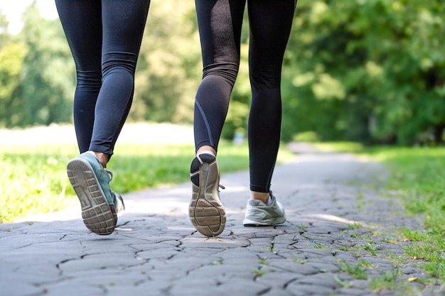 Wellness- und Fitnesskonzept mit Blick auf Lauffrauen im Park an einem sonnigen Morgen