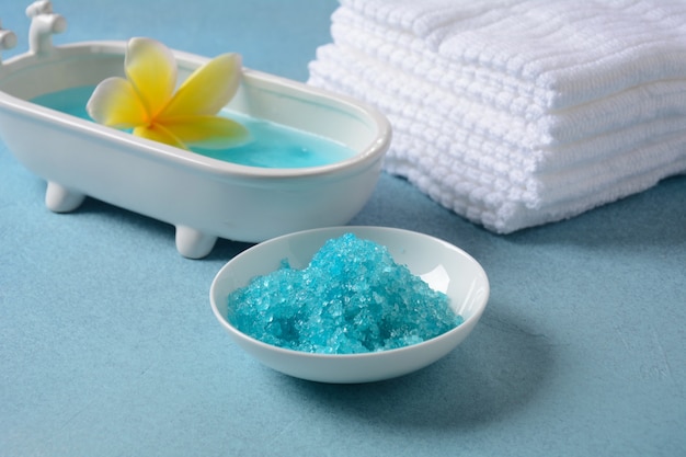 Wellness- und Körperpflegeprodukte. Aromatisches blaues Bad Salz aus dem Toten Meer auf blauem Hintergrund. Natürliche Zutaten für hausgemachtes Körpersalzpeeling. Kosmetik aus dem Toten Meer. Schönheitspflege für die Haut. Spa-Behandlung.