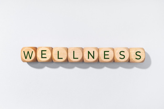 Wellness-Wort in Holzklötzen isoliert auf grauem Hintergrund