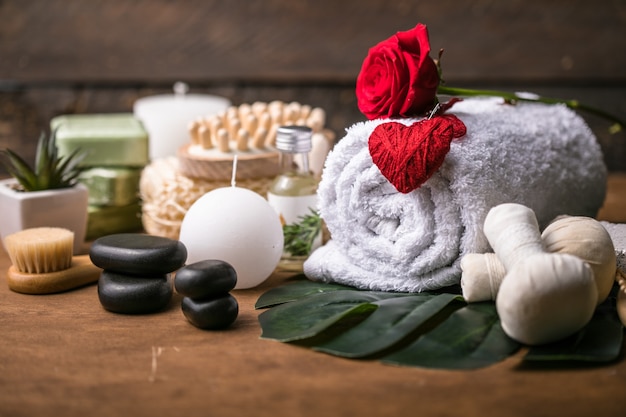 Wellnessdekoration, Spa-Massageeinstellung, auf Steinhintergrund. Valentinstag Konzept.