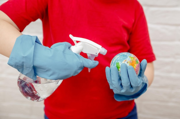 Welt in der Hand blauer Kugelball in der menschlichen Hand auf weißem Hintergrund