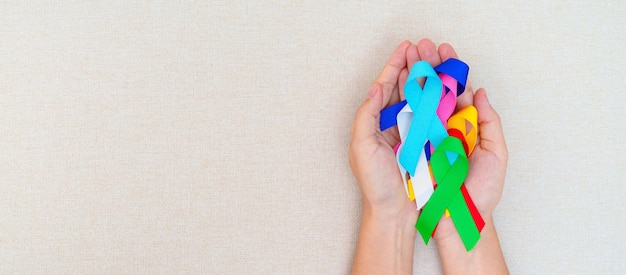 Welt-Krebs-Tag 4. Februar: Blaue, rote, grüne, weiße, rosa, marineblaue und gelbe Bänder für die Unterstützung von Menschen, die leben und krank sind.