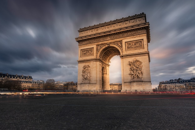 Weltberühmter Arc de Triomphe im Stadtzentrum von Paris, Frankreich.